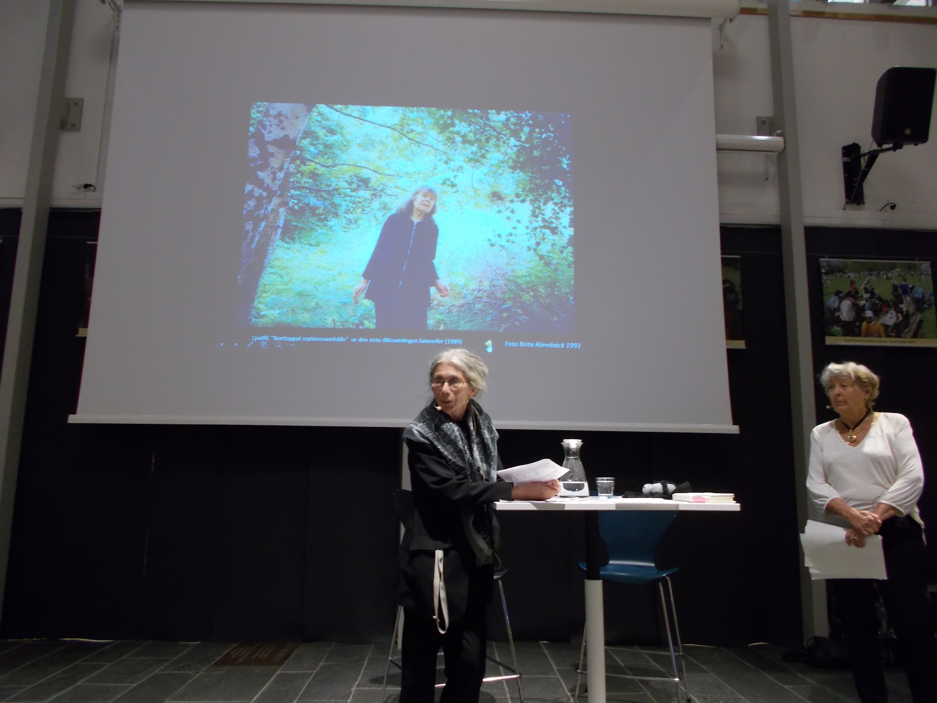 Gunilla Poppe och Kristina Hallind  presenterar Elsa Grave